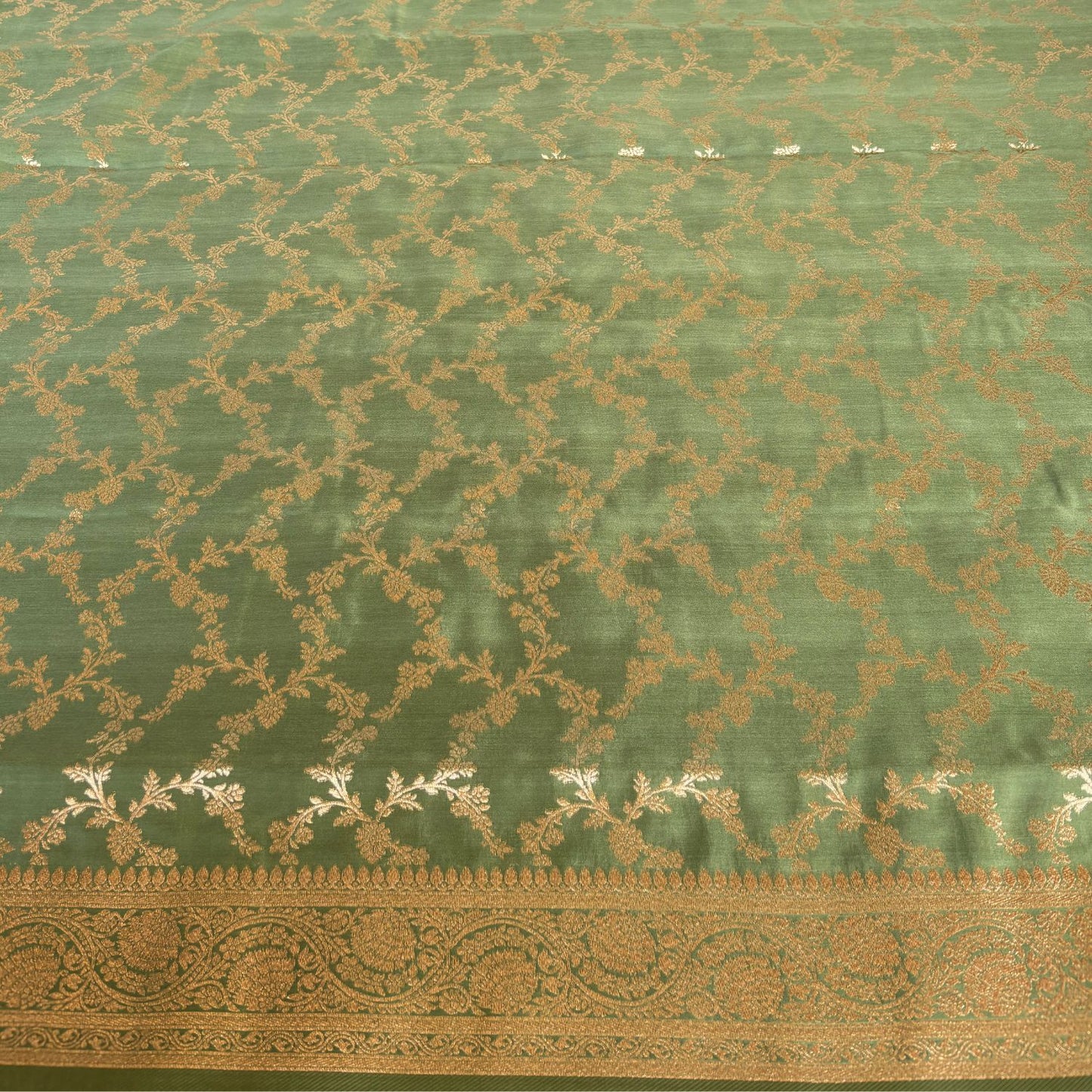 Green Rich Sheen Floral jal Silk Saree