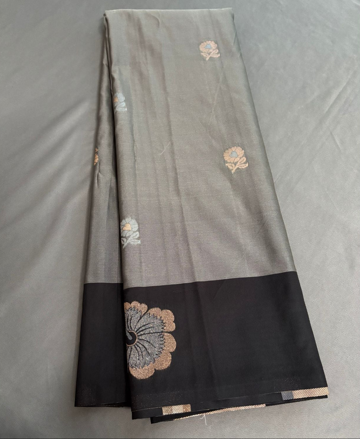 Grey floral Motif Semi Soft Silk Saree