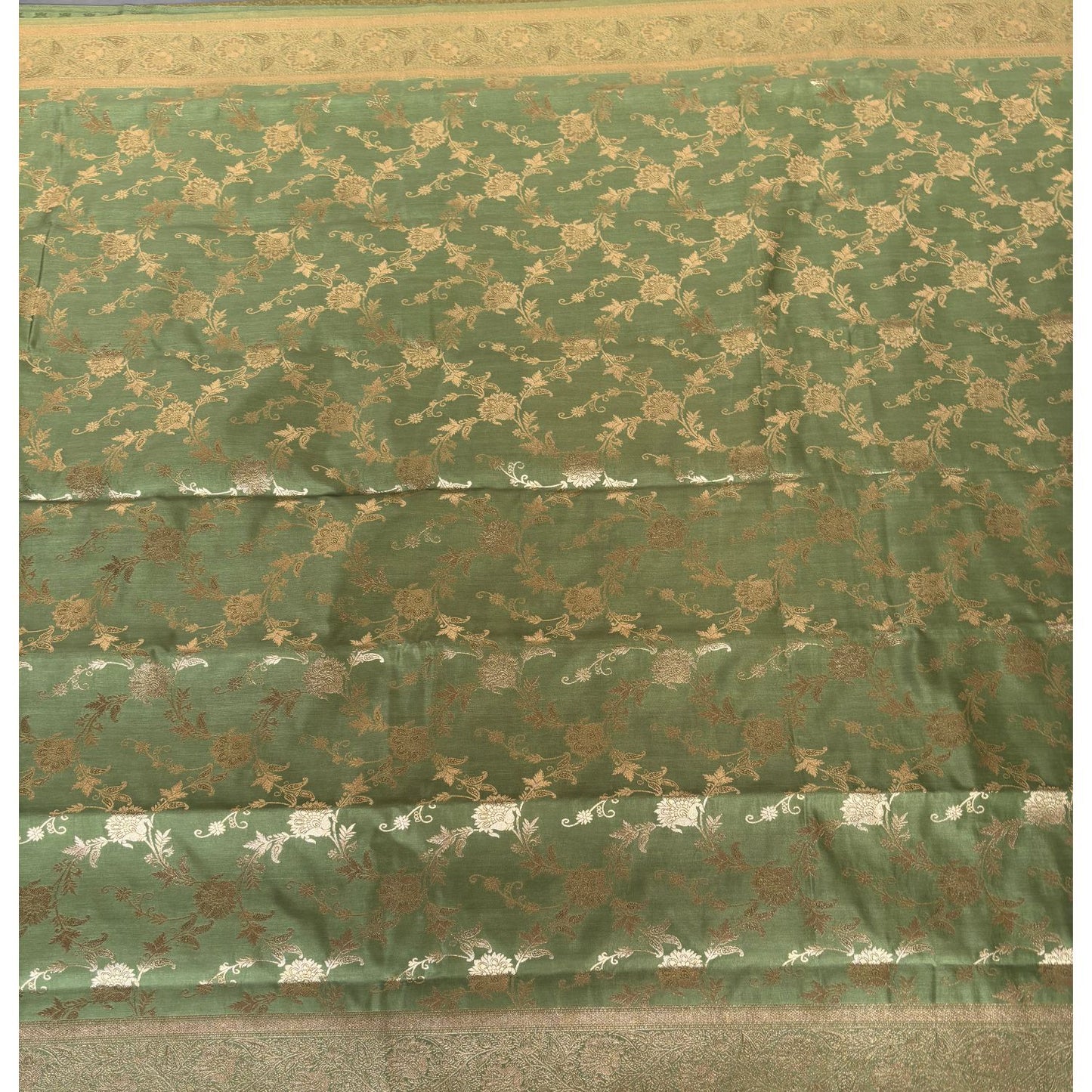 Green Rich Sheen Big Floral jal Silk Saree