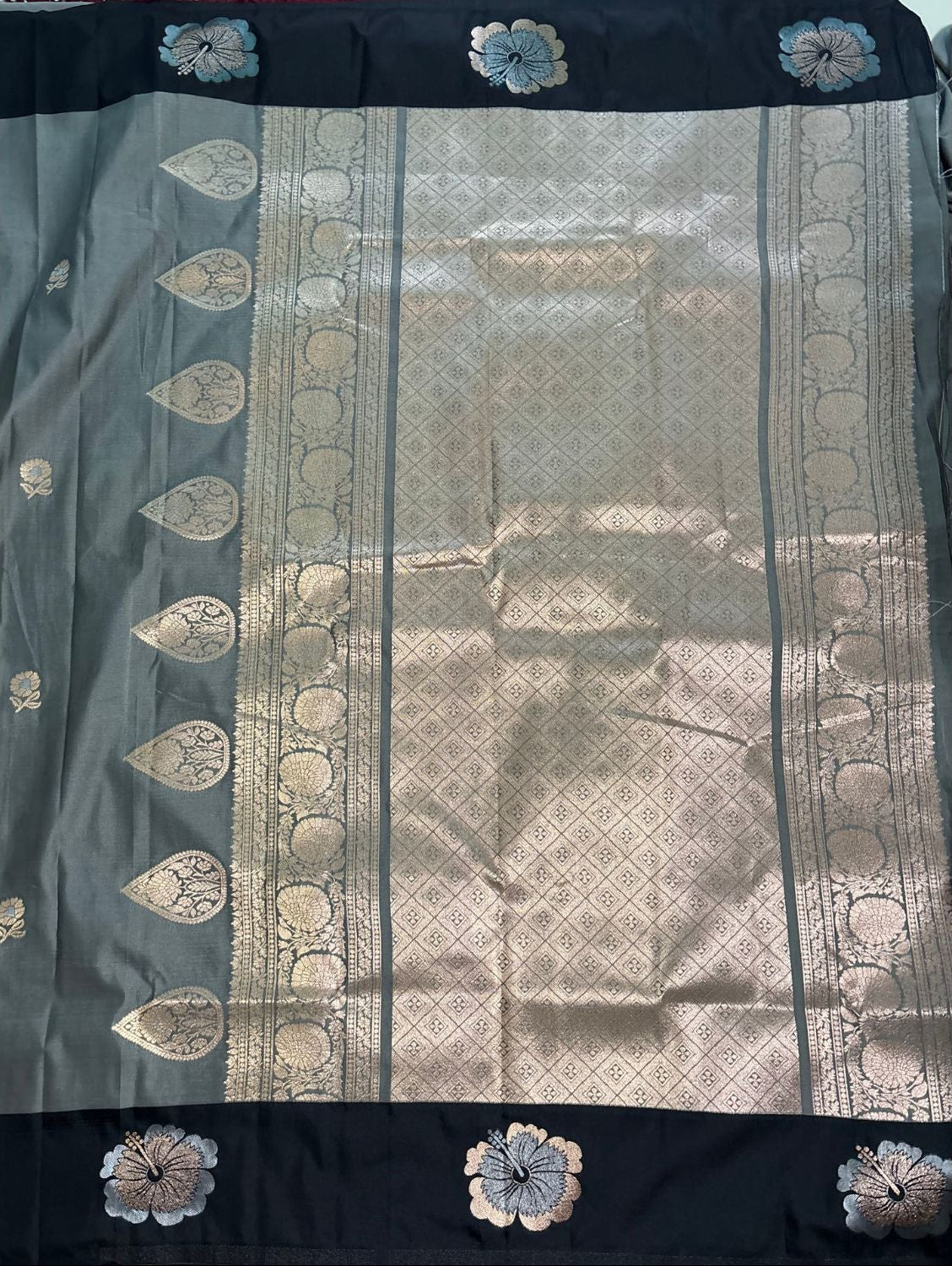 Grey floral Motif Semi Soft Silk Saree