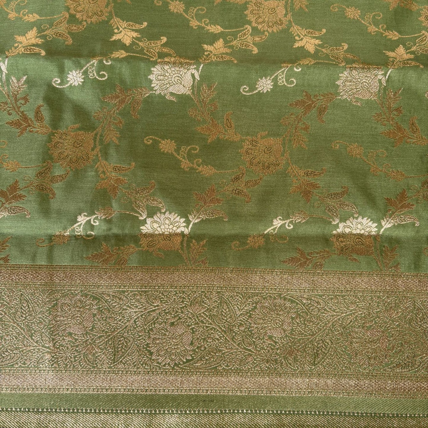 Green Rich Sheen Big Floral jal Silk Saree